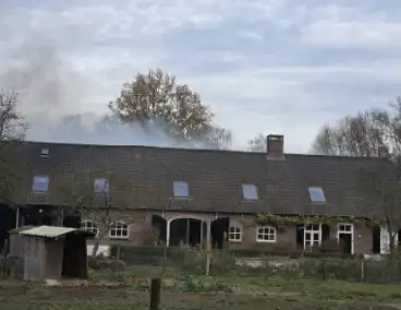 Rookwolken stijgen boven woning uit