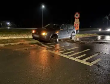 Auto glijdt van de weg, geen gewonden