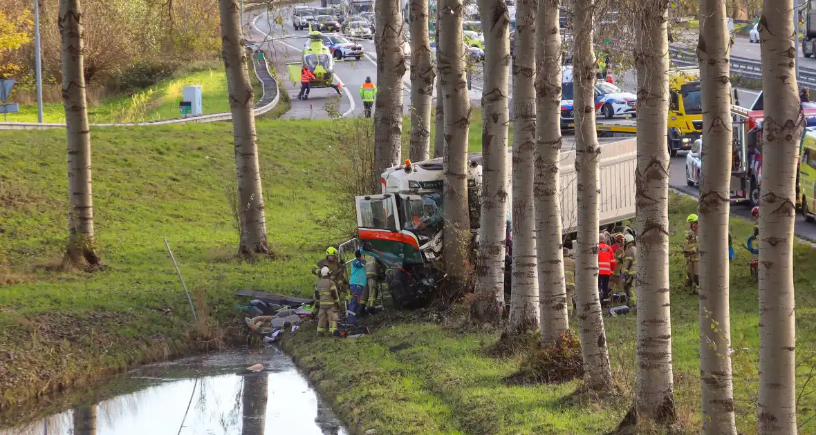 Vrachtwagen botst tegen boom, chauffeur zwaargewond
