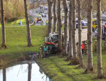 Vrachtwagen botst tegen boom, chauffeur zwaargewond