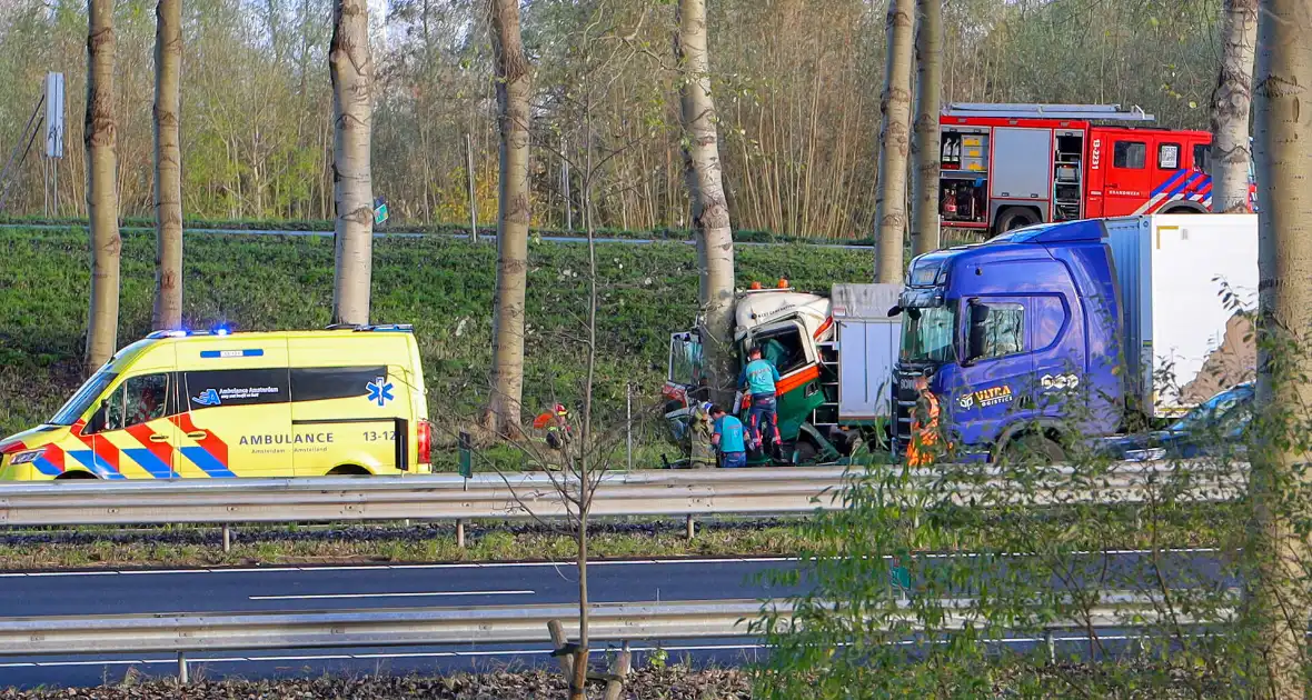 Vrachtwagen botst tegen boom, chauffeur zwaargewond - Foto 1