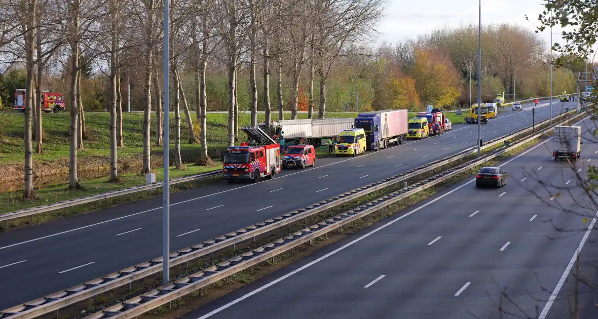 Vrachtwagen botst tegen boom, chauffeur zwaargewond - Foto 2