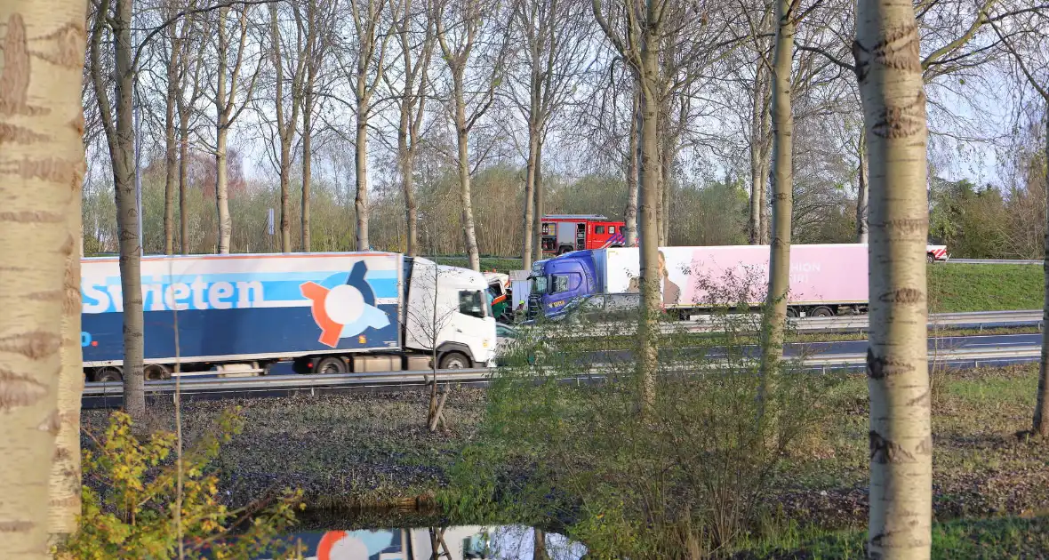 Vrachtwagen botst tegen boom, chauffeur zwaargewond - Foto 3