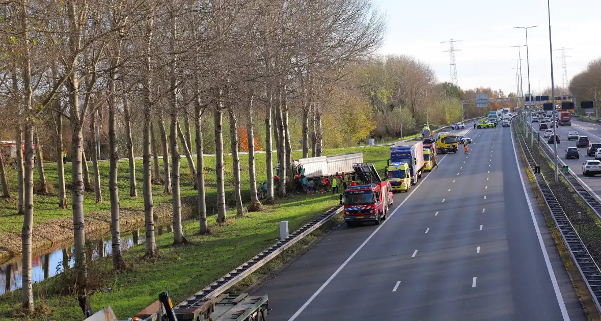 Vrachtwagen botst tegen boom, chauffeur zwaargewond - Foto 4