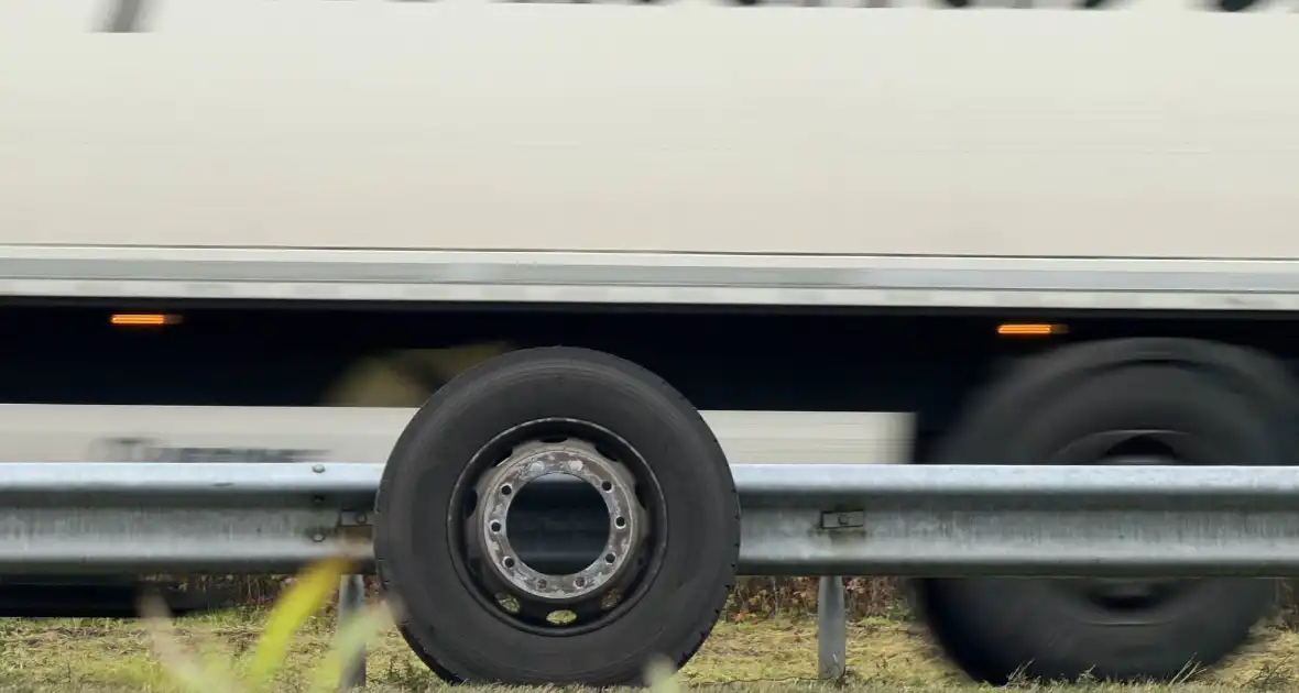 Vrachtwagen verliest wiel tijdens ongeval