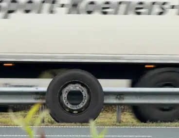 Vrachtwagen verliest wiel tijdens ongeval