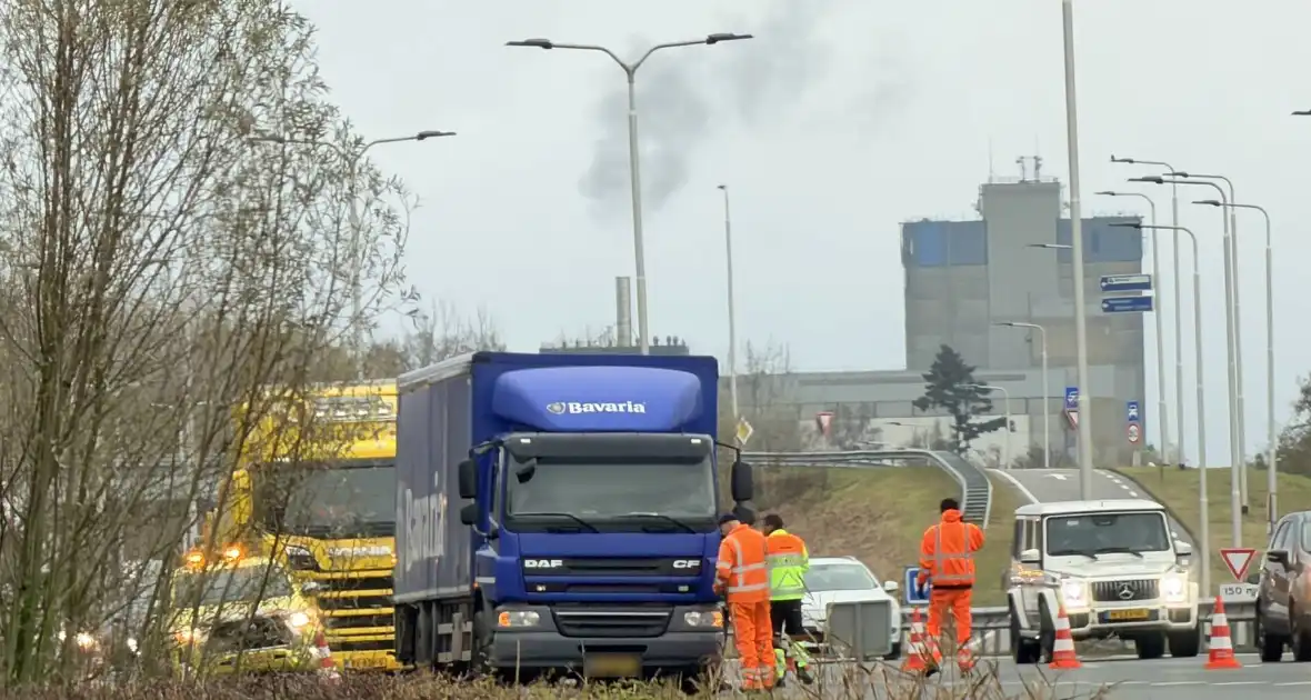 Vrachtwagen verliest wiel tijdens ongeval - Foto 1