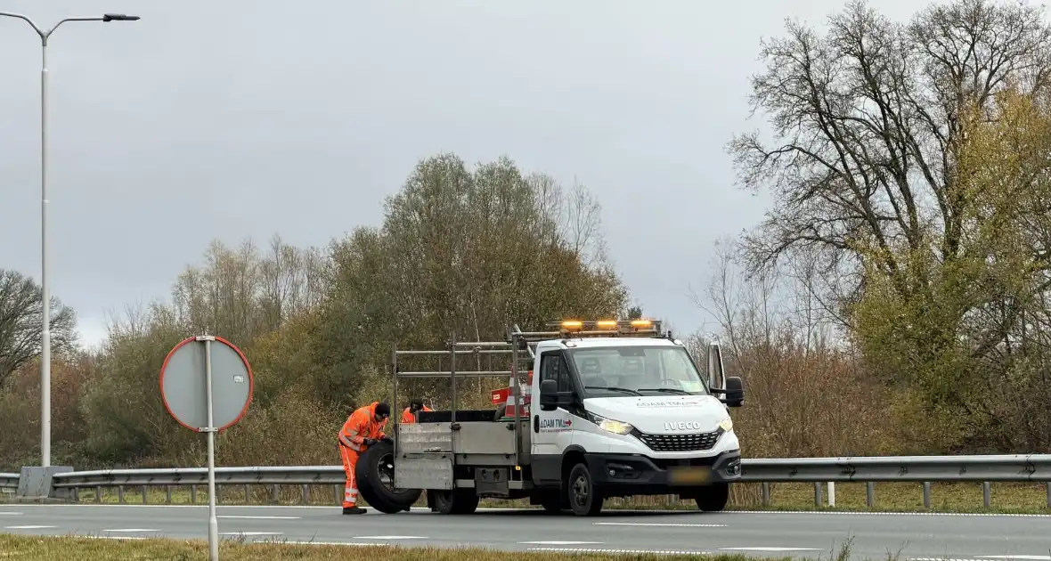 Vrachtwagen verliest wiel tijdens ongeval - Foto 2