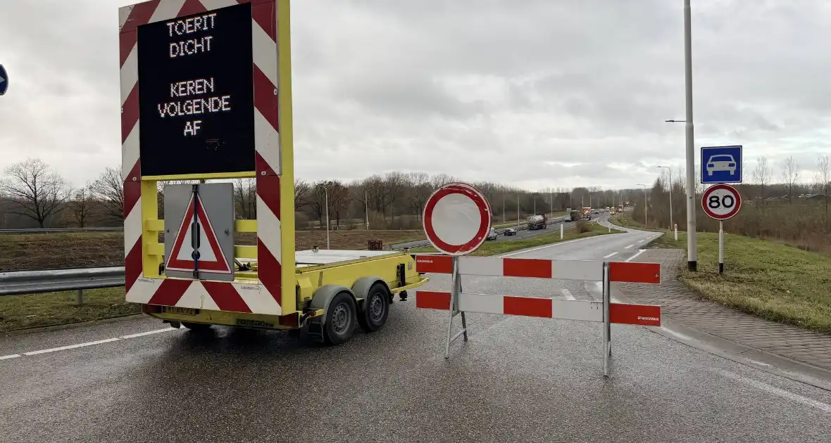 Vrachtwagen verliest wiel tijdens ongeval - Foto 4