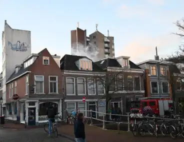 Rook zichtbaar boven pand