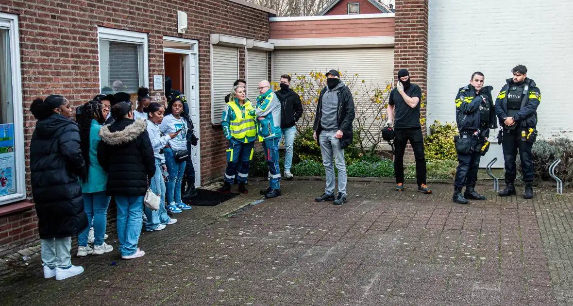 Gewonde na melding schietpartij bij uitvaart, verdachten op de vlucht - Foto 3