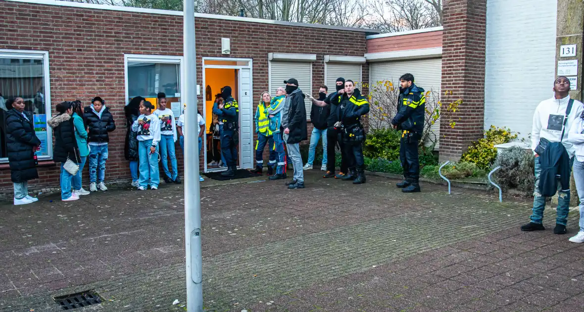 Gewonde na melding schietpartij bij uitvaart, verdachten op de vlucht - Foto 4