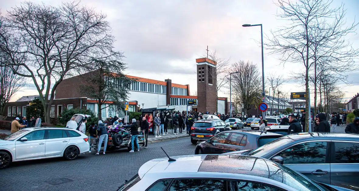 Gewonde na melding schietpartij bij uitvaart, verdachten op de vlucht - Foto 6