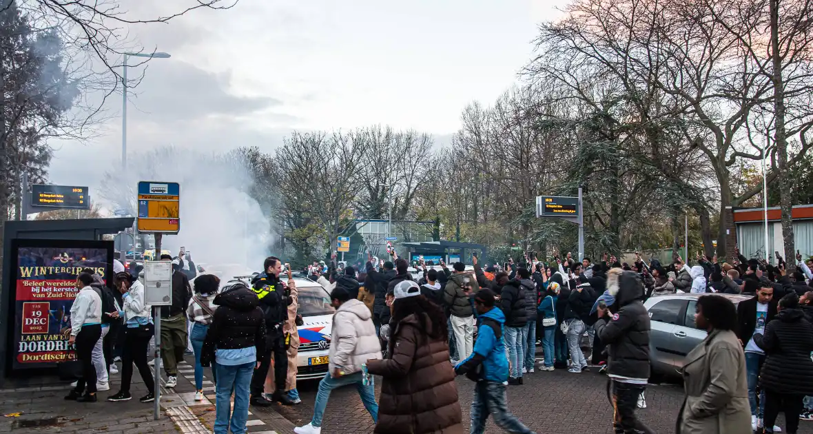 Gewonde na melding schietpartij bij uitvaart, verdachten op de vlucht - Foto 7