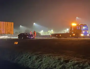 Auto botst onder verkeersbord