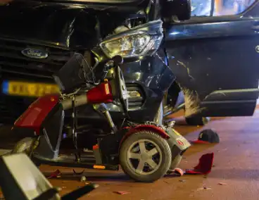 Vrouw op scootmobiel zwaargewond na aanrijding