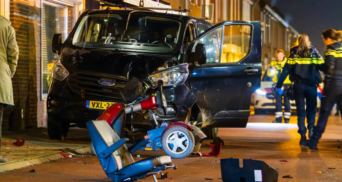 Vrouw op scootmobiel zwaargewond na aanrijding - Foto 2