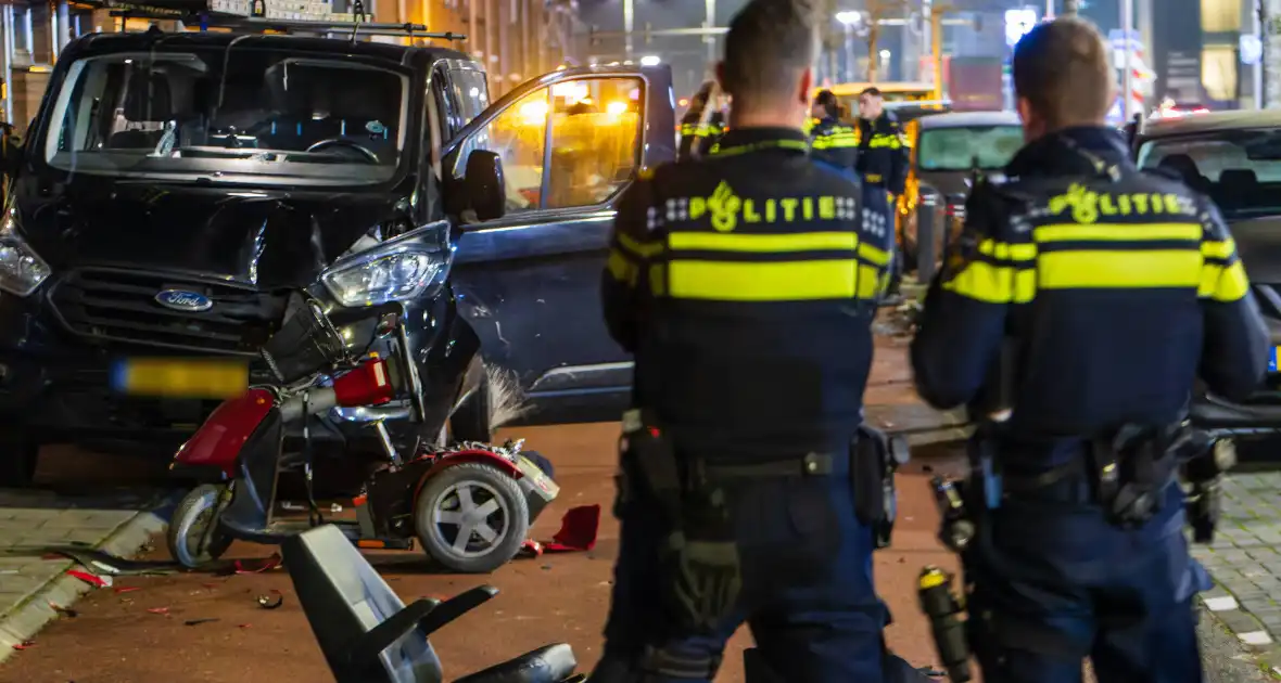 Vrouw op scootmobiel zwaargewond na aanrijding - Foto 6