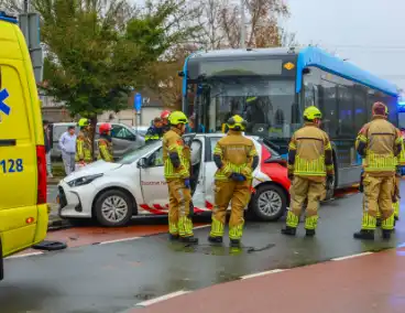 Aanrijding met stadsbus leidt tot gewonde
