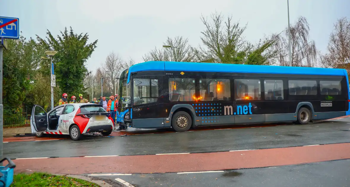 Aanrijding met stadsbus leidt tot gewonde - Foto 1
