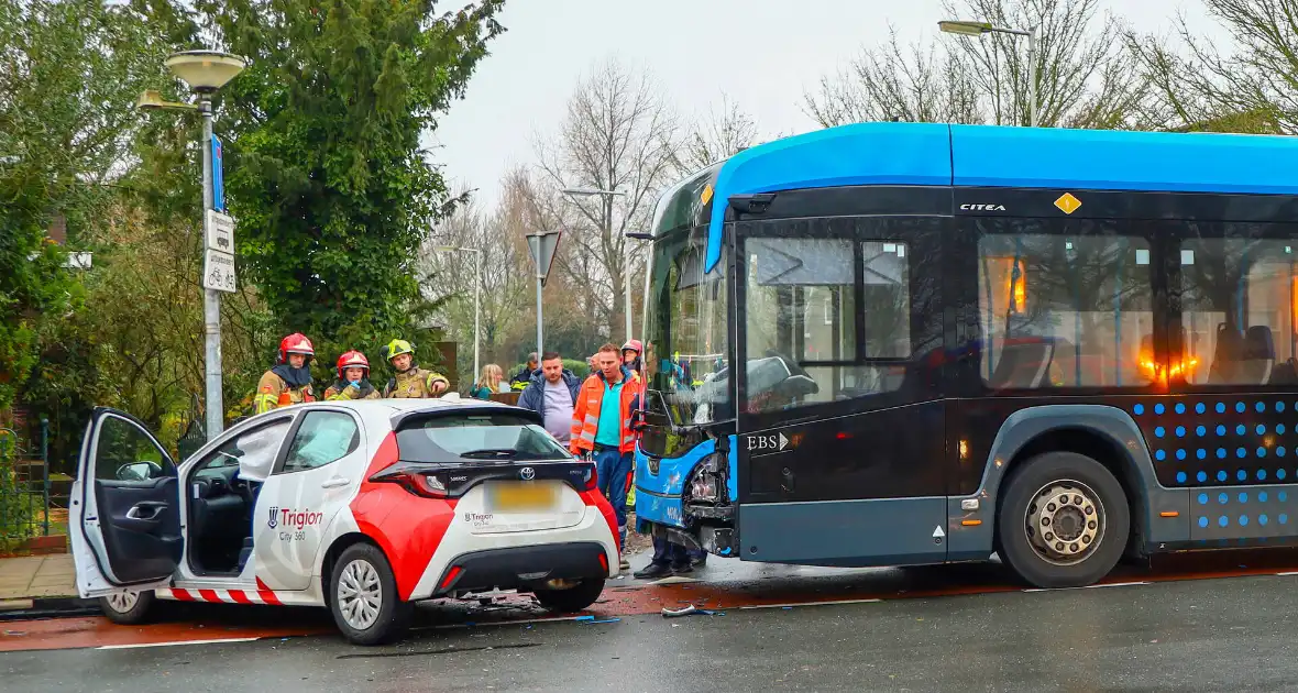 Aanrijding met stadsbus leidt tot gewonde - Foto 2
