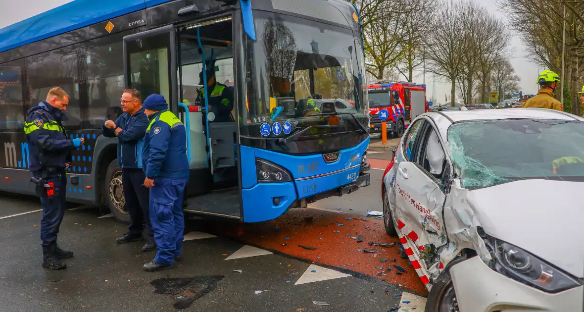 Aanrijding met stadsbus leidt tot gewonde - Foto 4