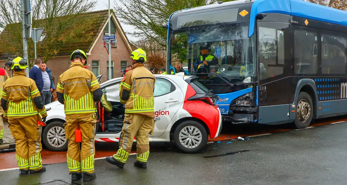 Aanrijding met stadsbus leidt tot gewonde - Foto 6