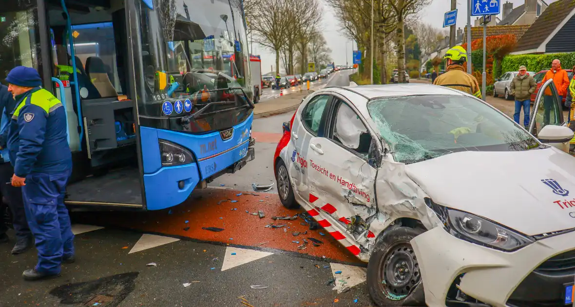 Aanrijding met stadsbus leidt tot gewonde - Foto 7