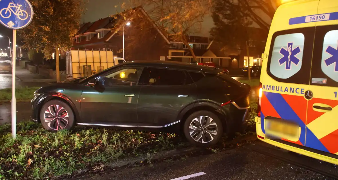 Kop-staart botsing bij zebrapad - Foto 1