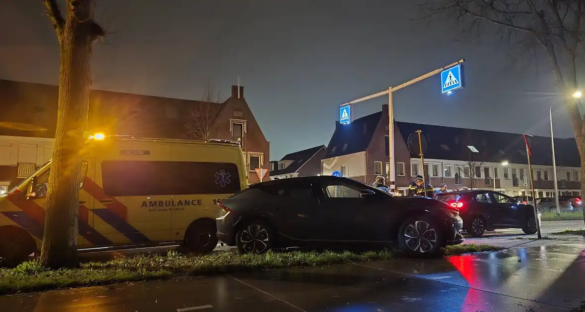 Kop-staart botsing bij zebrapad - Foto 12