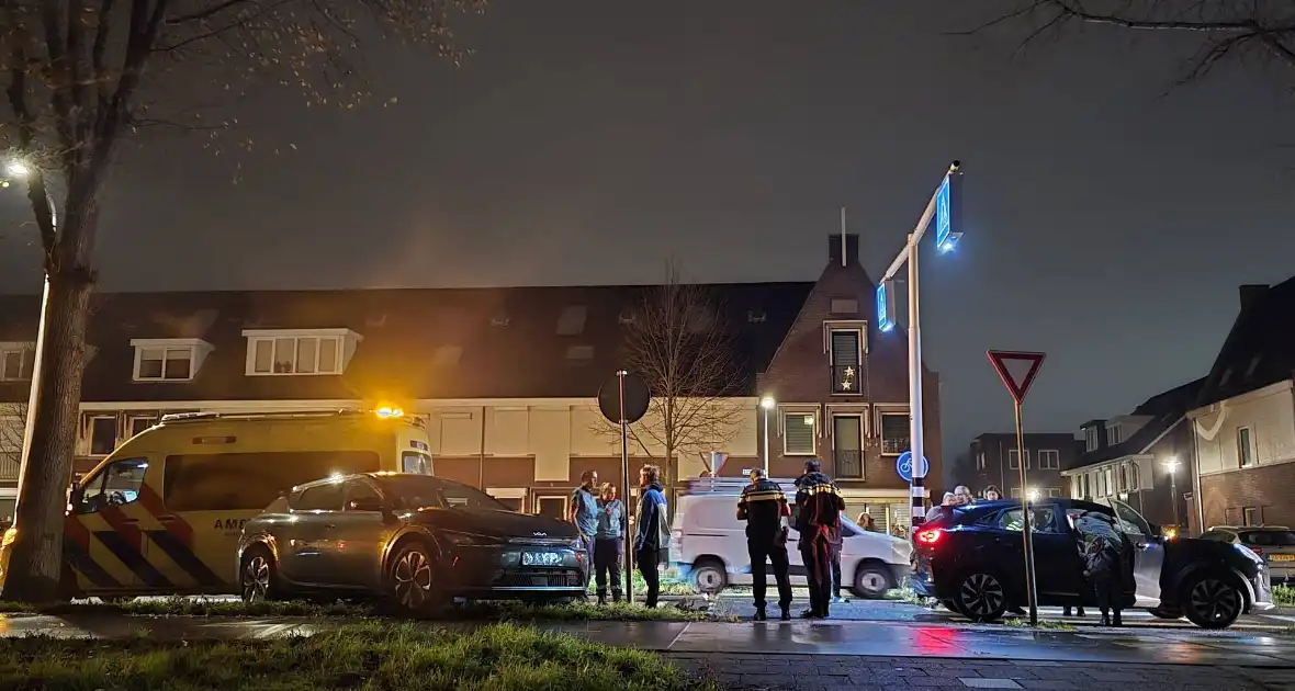 Kop-staart botsing bij zebrapad - Foto 13