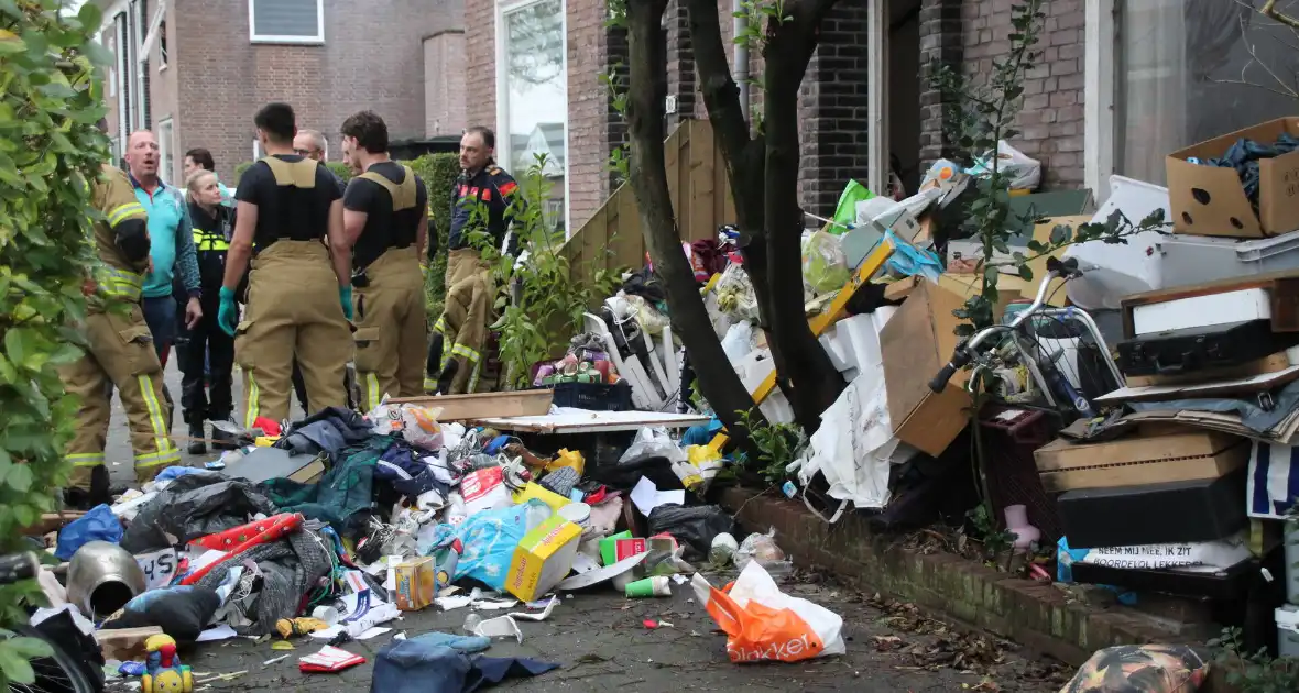 Hulpdiensten in actie bij woning vol afval