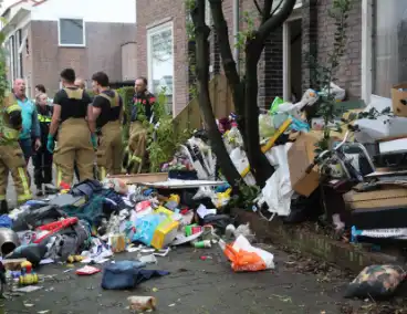 Hulpdiensten in actie bij woning vol afval
