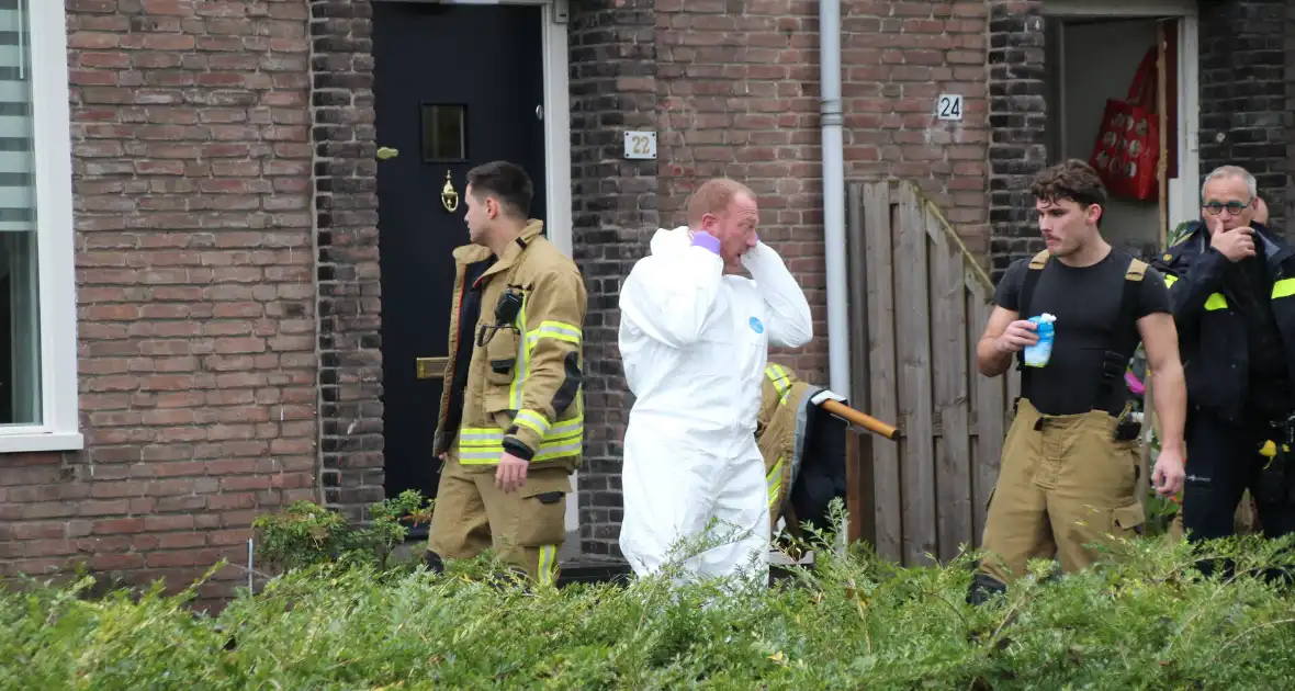 Hulpdiensten in actie bij woning vol afval - Foto 1