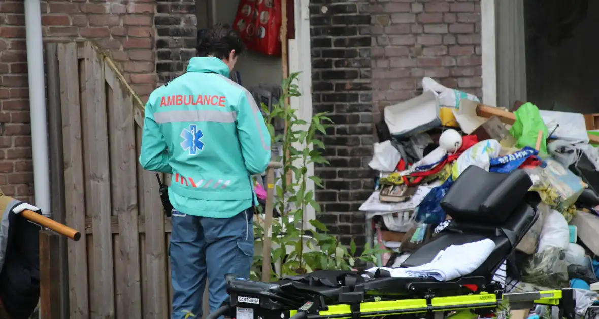 Hulpdiensten in actie bij woning vol afval - Foto 2