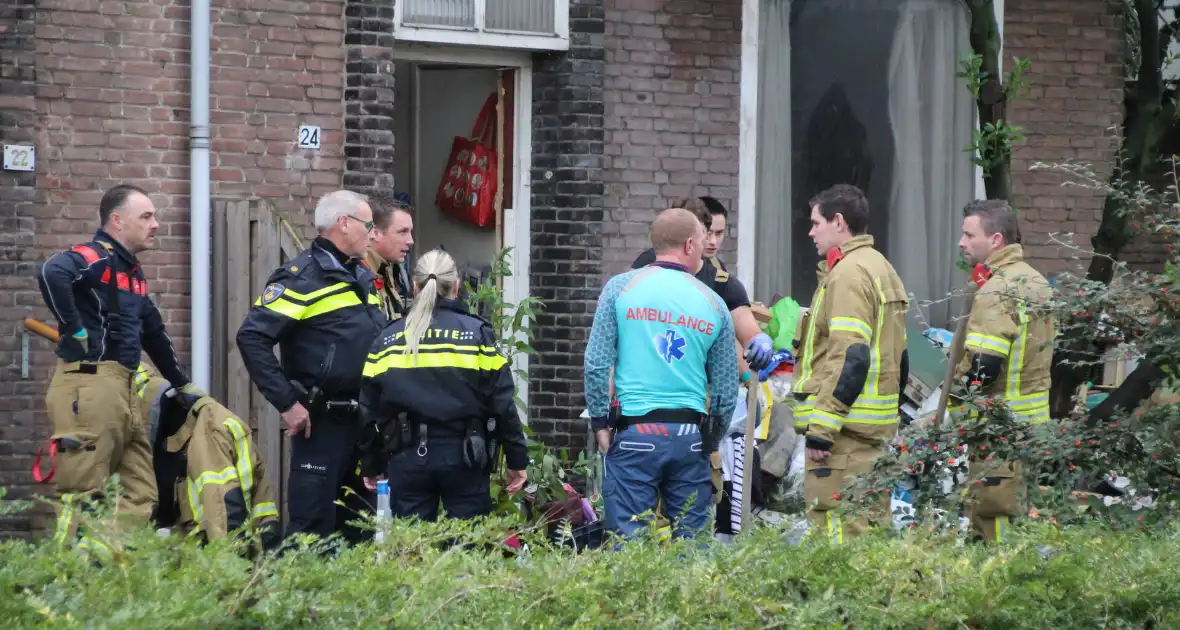 Hulpdiensten in actie bij woning vol afval - Foto 4