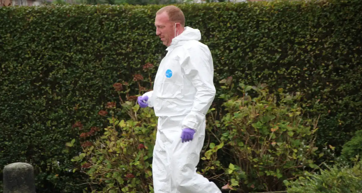 Hulpdiensten in actie bij woning vol afval - Foto 5