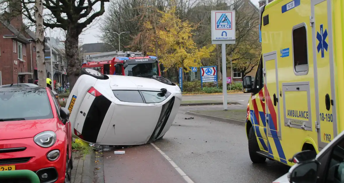 Auto kantelt na aanrijding met boom