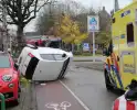 Auto kantelt na aanrijding met boom