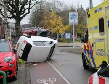 Auto kantelt na aanrijding met boom