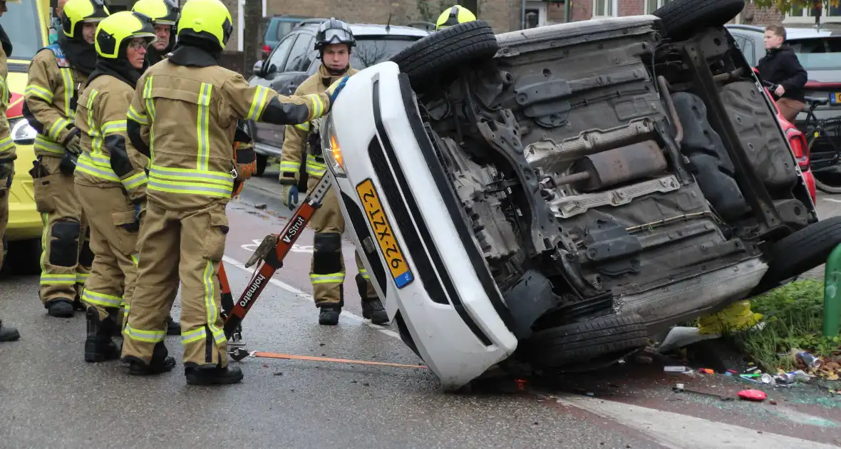 Auto kantelt na aanrijding met boom - Foto 2