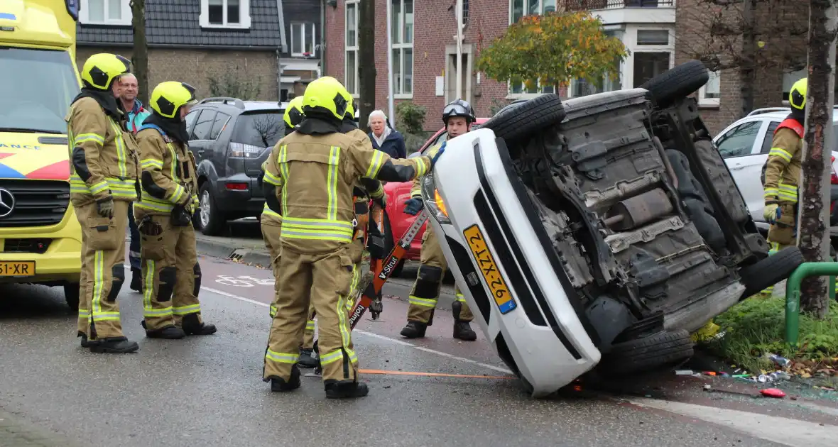 Auto kantelt na aanrijding met boom - Foto 3