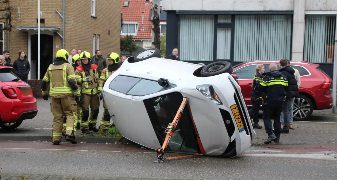 Auto kantelt na aanrijding met boom - Foto 4