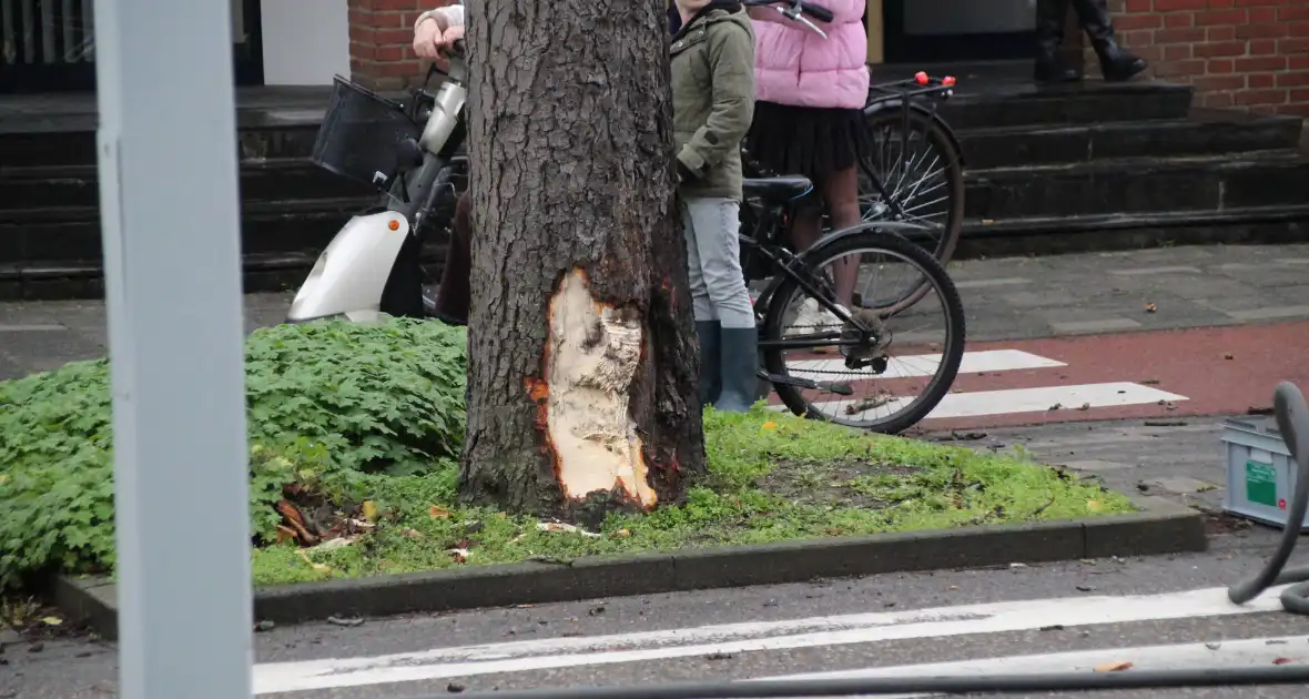 Auto kantelt na aanrijding met boom - Foto 5