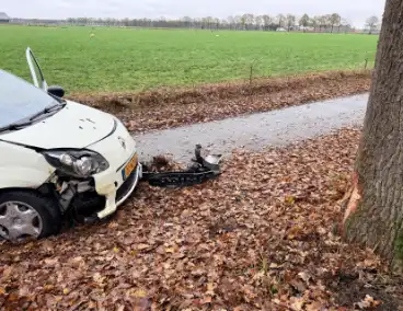 Auto botst tegen boom tijdens ongeval