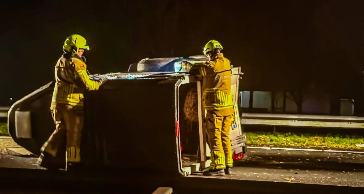 Verkeersongeval leidt tot volle inzet brandweer - Foto 1