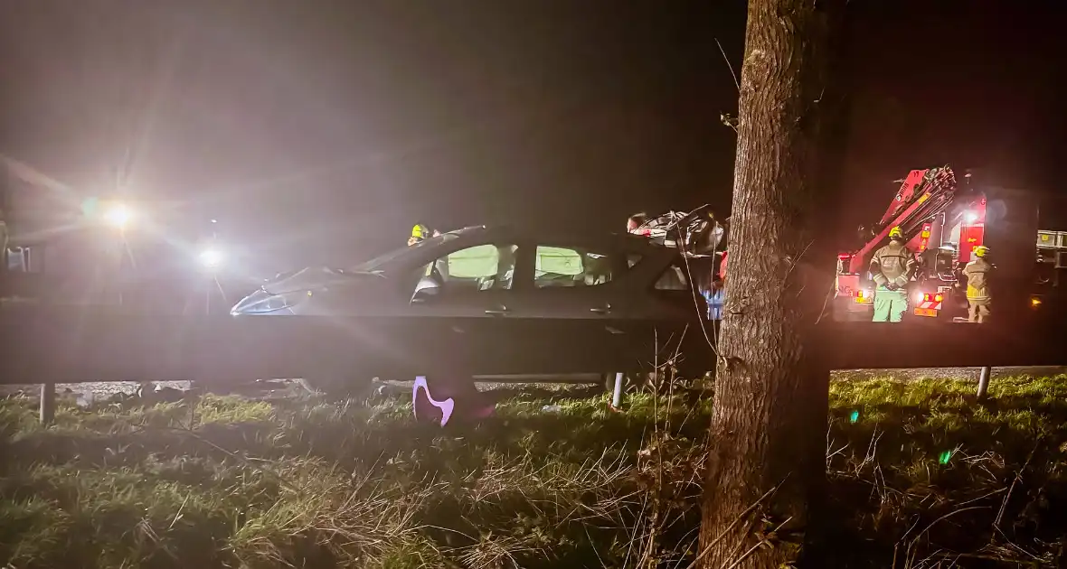 Verkeersongeval leidt tot volle inzet brandweer - Foto 3