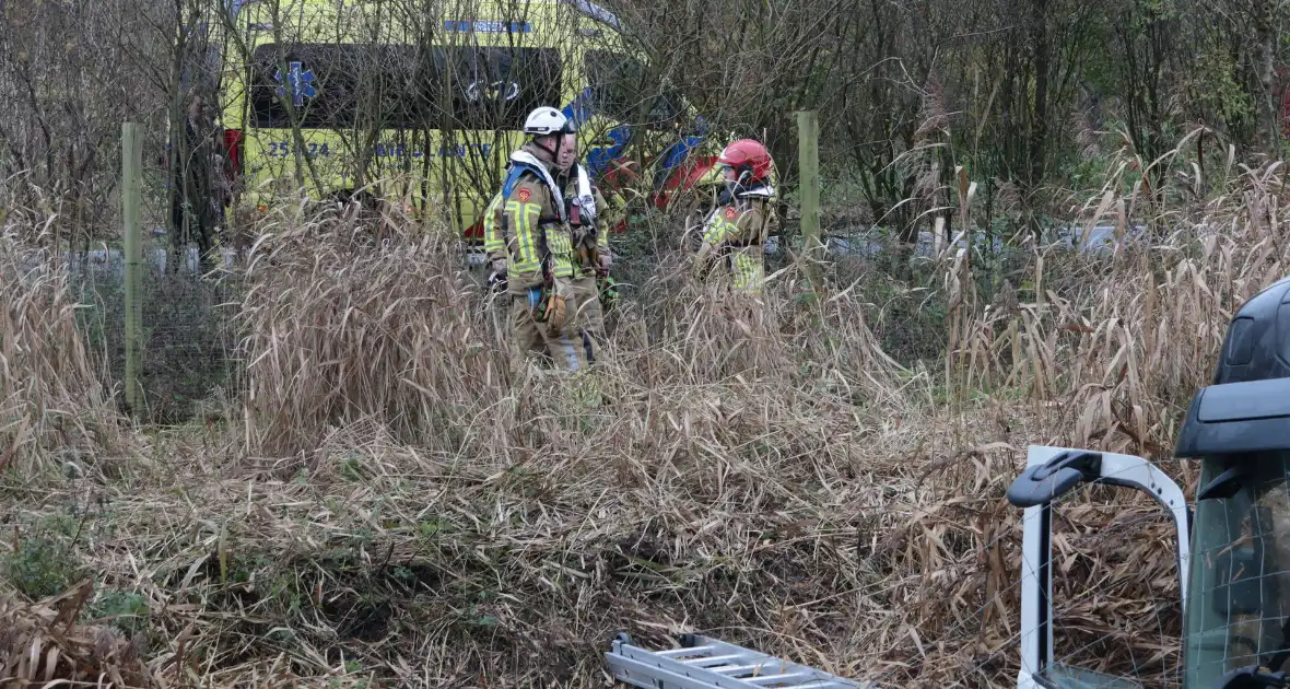 Vrachtwagen belandt in sloot, bestuurder bevrijdt