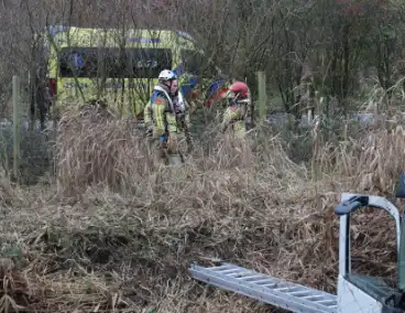 Vrachtwagen belandt in sloot, bestuurder bevrijdt