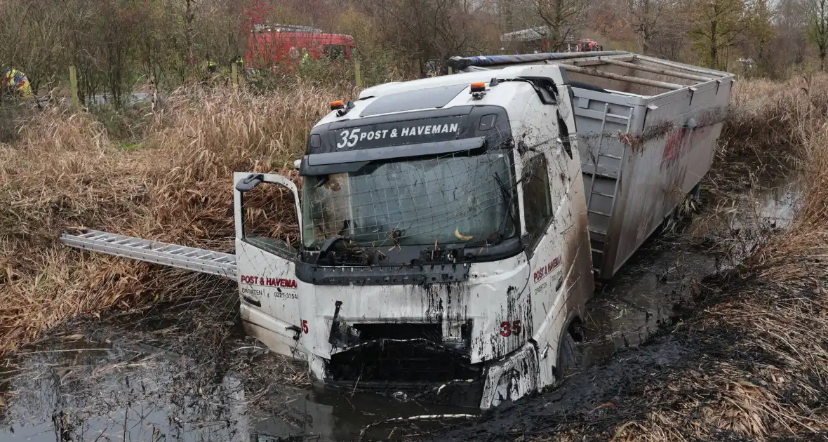 Vrachtwagen belandt in sloot, bestuurder bevrijdt - Foto 2
